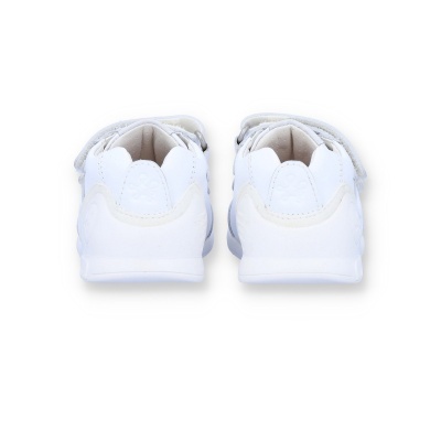 Par de sapatilhas infantis brancas com fecho de velcro vistas de trás
