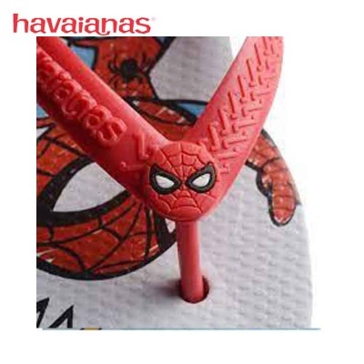 Chinelo Havaianas Homem-Aranha branco com tiras vermelhas e rosto do Homem-Aranha em relevo