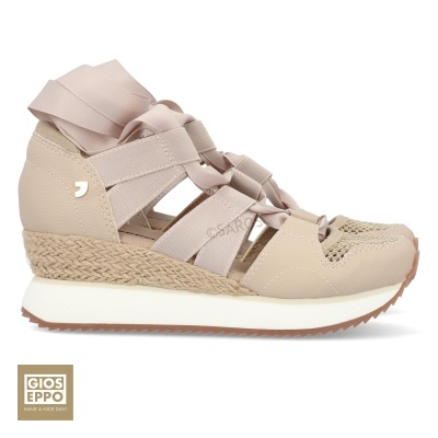 Sapatilha tipo sandália bege com fitas de tecido e sola branca.