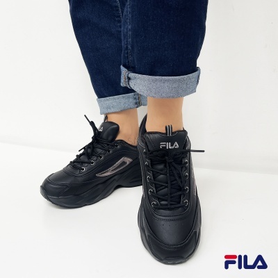 Ténis desportivos pretos da FILA com atacadores e detalhes cinza metálico