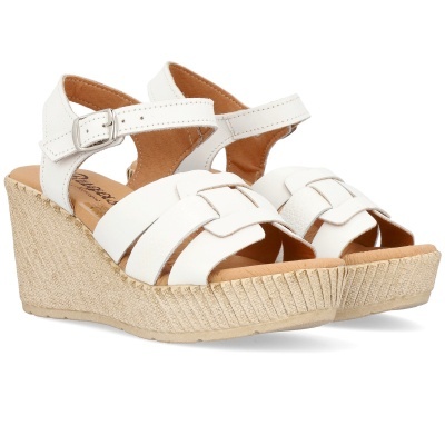 Sandálias de cunha brancas femininas com tiras entrelaçadas e sola em ráfia