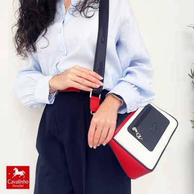 Mala de senhora quadrada branca, vermelha e preta com alça larga preta e símbolo de cavalo da Cavalinho
