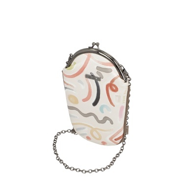 Bolsa pequena branca com padrão abstrato colorido e corrente metálica prateada