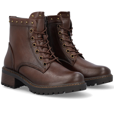 Botas castanhas em couro com atacadores e tachas metálicas
