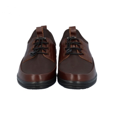 Sapatos castanhos de couro com sola preta e fecho de cordões elásticos.