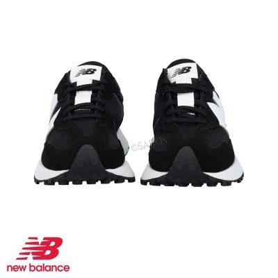 Ténis desportivos New Balance preto e branco vistos de frente