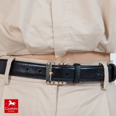 Cinto preto em pele com fivela prateada e pedras coloridas