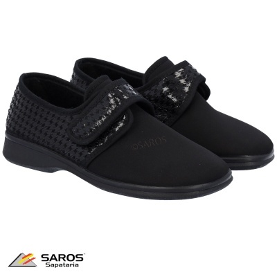 Par de sapatos pretos com velcro estampado e sola preta