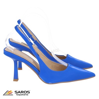 Sapatos de salto alto azul com bico fino e tiras traseiras ajustáveis