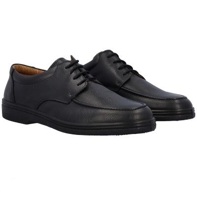 Sapatos masculinos pretos em couro com atacadores e sola preta