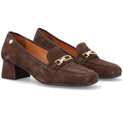 Sapatos mocassim castanhos em camurça com salto quadrado e detalhe dourado