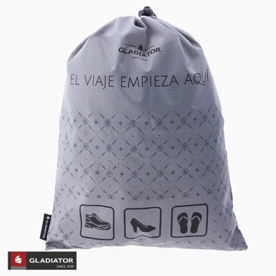 Saco cinza claro de tecido com cordão e texto em espanhol