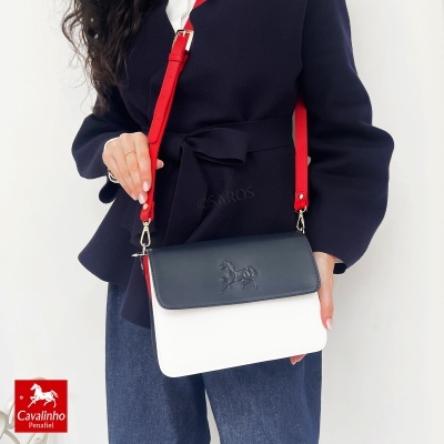 Mala de pele preta, branca e vermelha com cavalo gravado e alça vermelha
