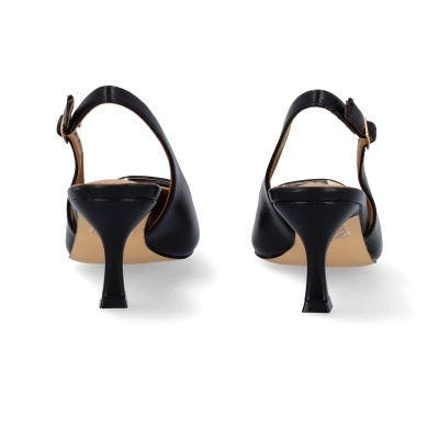 Salto médio preto com tiras e fivela visto de trás