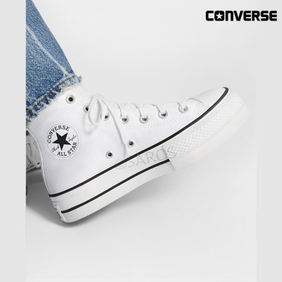 Ténis Converse All Star branco de cano alto em fundo branco com logo Converse