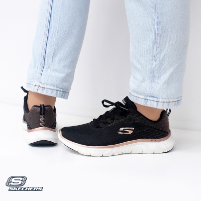 Sapatilhas Skechers pretas com detalhes em castanho claro e sola branca.