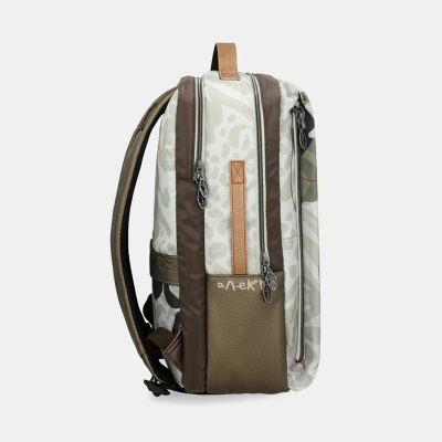 Mochila camuflada com zíperes metálicos e bolso frontal castanho com texto branco