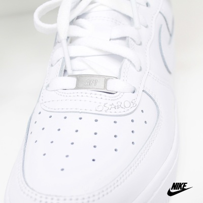 Ténis branco Nike em pele com detalhamentos e placa metálica AF1