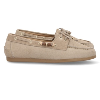Mocassins bege em camurça com atacadores e detalhe em contas de madeira.