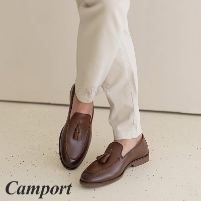 Sapatos masculinos em pele castanha com pompons