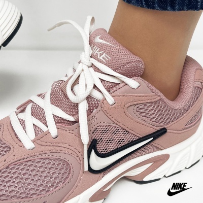 Ténis desportivos Nike rosa com atacadores brancos e sola branca