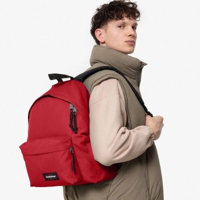 Mochila vermelha Eastpak usada por uma pessoa
