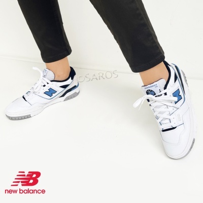 Ténis brancos New Balance com detalhes azuis e cinzentos