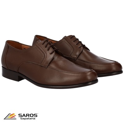 Sapatos masculinos de couro castanho com atacadores