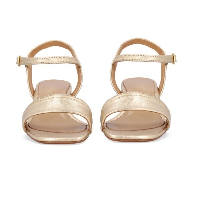 Sandálias douradas com tiras em pele sintética e fivelas sobre fundo branco