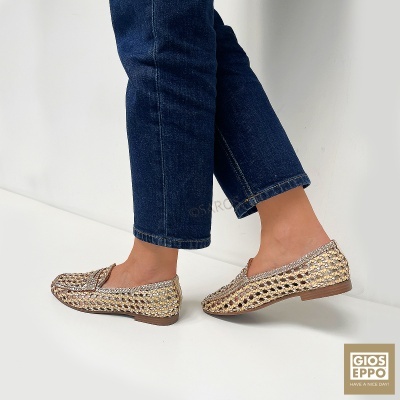 Sapatos mocassim trançados dourados e prateados