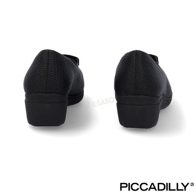 Sapatos pretos com salto baixo e textura de pele, fundo branco e marca PICCADILLY