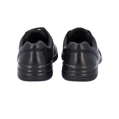Sapatos pretos de couro vistos de trás