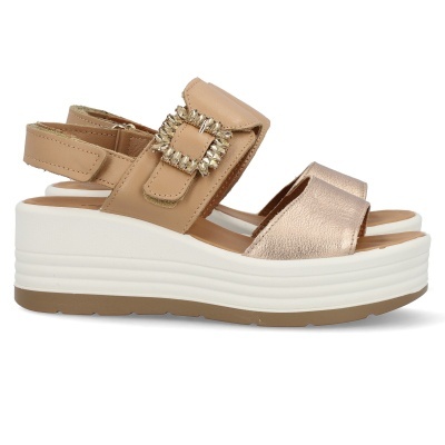 Sandálias plataforma bege com fivela decorativa e sola branca
