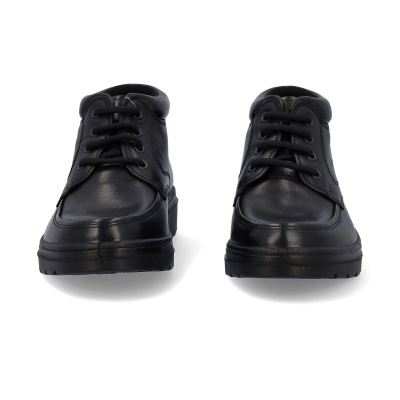 Sapatos masculinos pretos de couro com atacadores sobre fundo branco