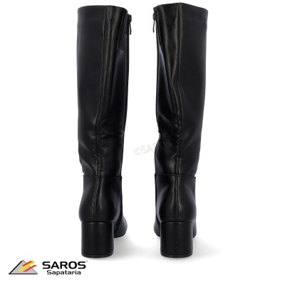 Botas pretas altas com salto quadrado e fecho
