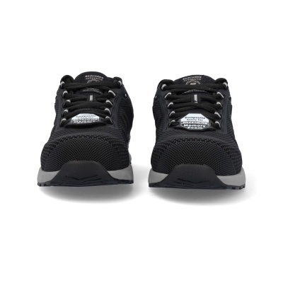 Sapatilhas desportivas pretas com sola cinzenta e etiqueta branca na língueta