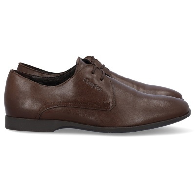 sapatos castanhos de pele clássicos com atacadores e sola preta