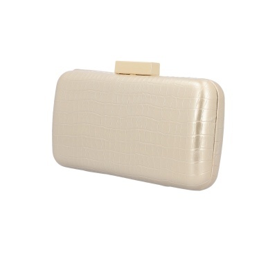 Clutch creme com padrão de pele de crocodilo e fecho dourado