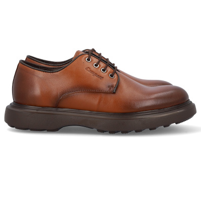 Sapatos castanhos de couro com sola grossa castanha escura e atacadores