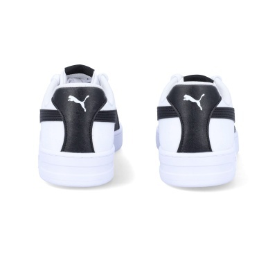 Sapatilhas brancas com detalhes pretos e logótipo Puma na parte traseira