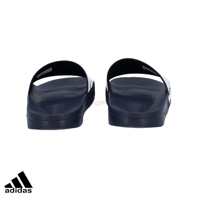 Chinelos Adidas pretos e brancos vistos de trás