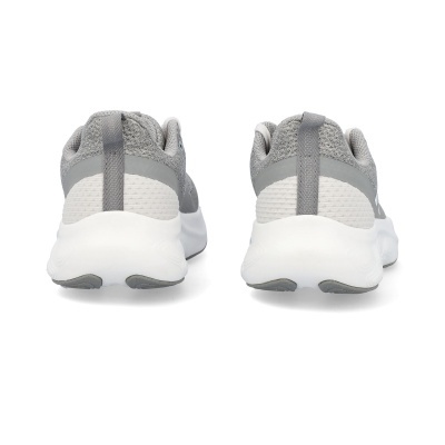 Ténis de corrida cinza e branco vistos de trás