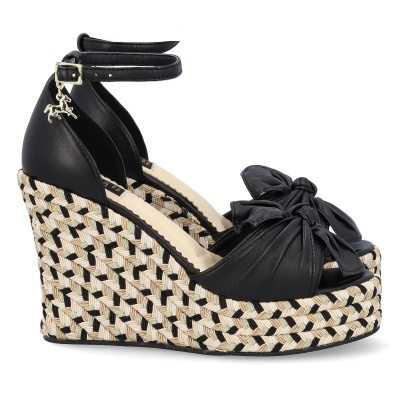Sandálias de cunha femininas pretas com padrão tecido entrelaçado no salto, laço frontal e tira de tornozelo com fivela.
