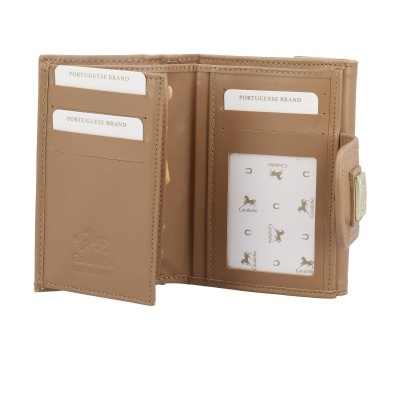 Carteira castanha em pele com compartimentos para cartões e janela transparente com papel Cavalinho.