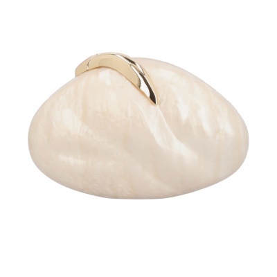 Clutch oval creme com fecho dourado