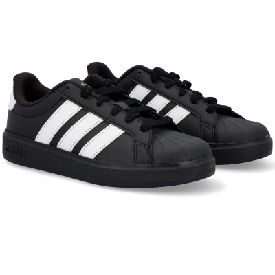 Sapatilhas Adidas pretas com riscas brancas.