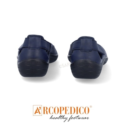 Sapatos Arcopedico azuis escuros vistos de trás