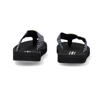 Chinelos de dedo pretos com tiras estampadas em fundo branco