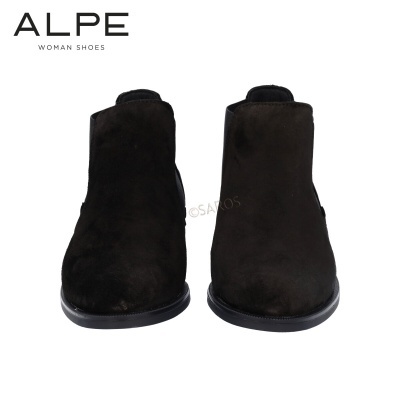 Botas femininas pretas ALPE em camurça sobre fundo branco