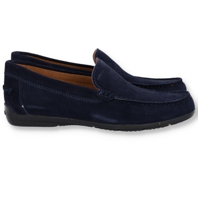 Mocassins azuis escuros de camurça com sola preta e interior castanho claro